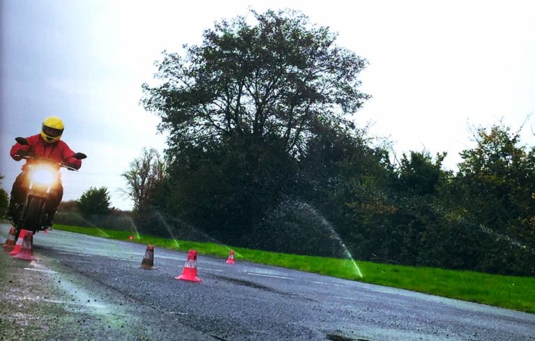 Sur les parcours plateau du permis moto accéléré, les pistes humidifiées permettent de mieux appréhender l'adhérence